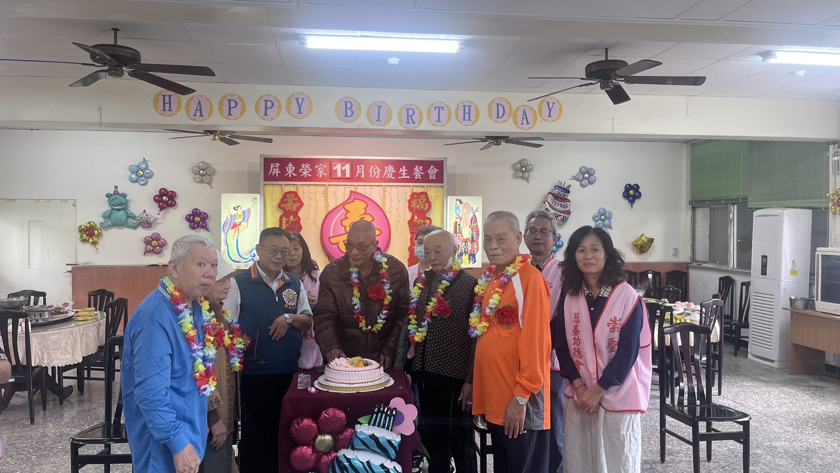 圖1:副家主任張立良(左2)及來賓一同與壽星們切壽糕