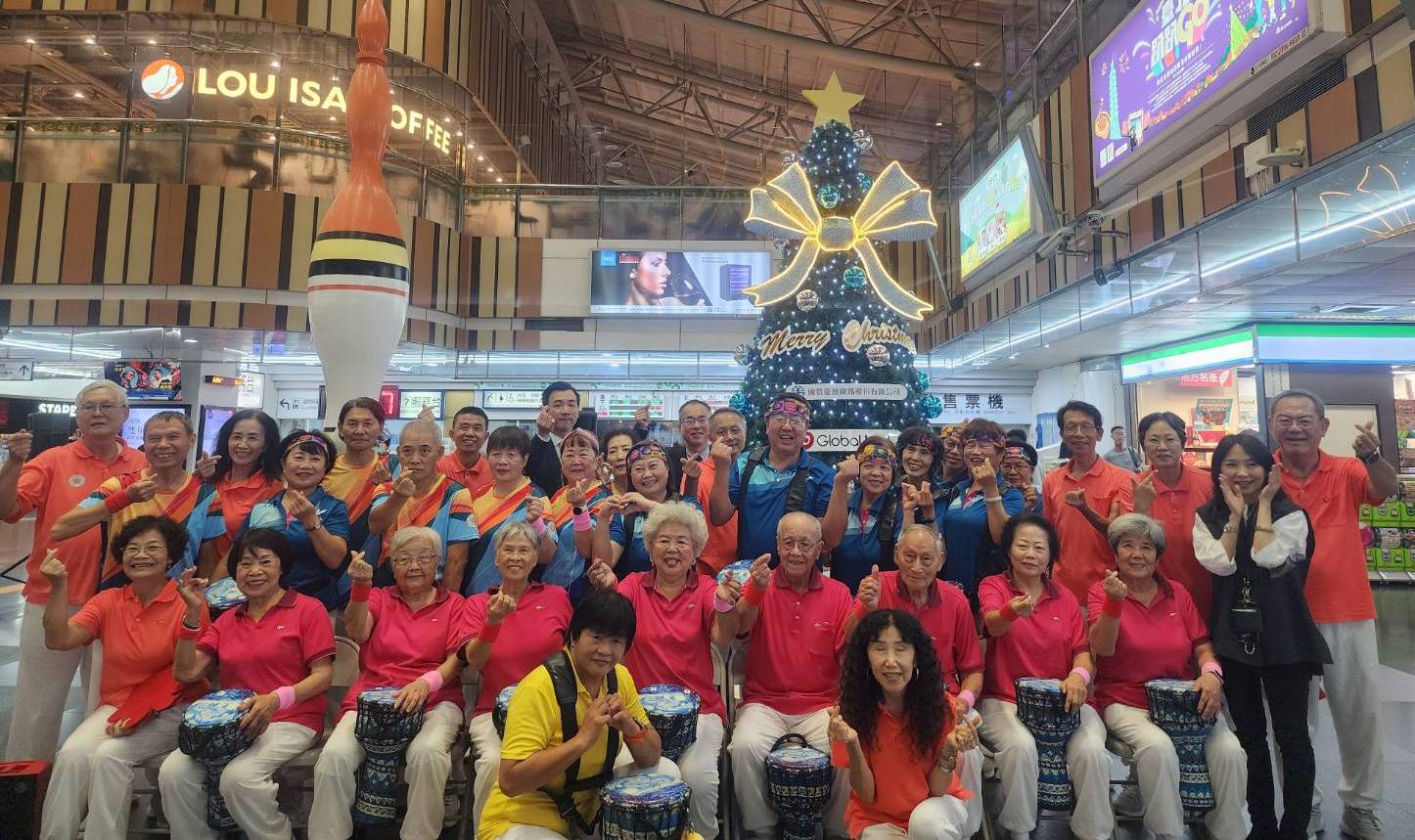 榮光快樂非洲鼓活力旗舞奔放  為環球商場聖誕點燈洋溢歡樂