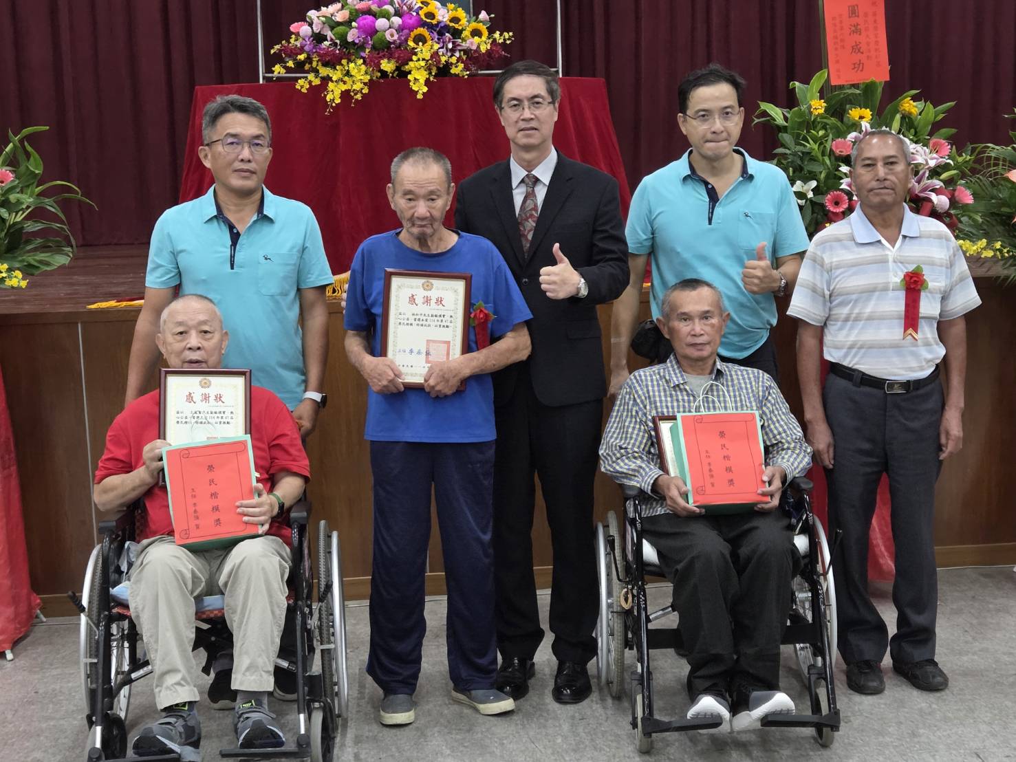 圖2家主任李秦強(圖中)頒獎榮民楷模。