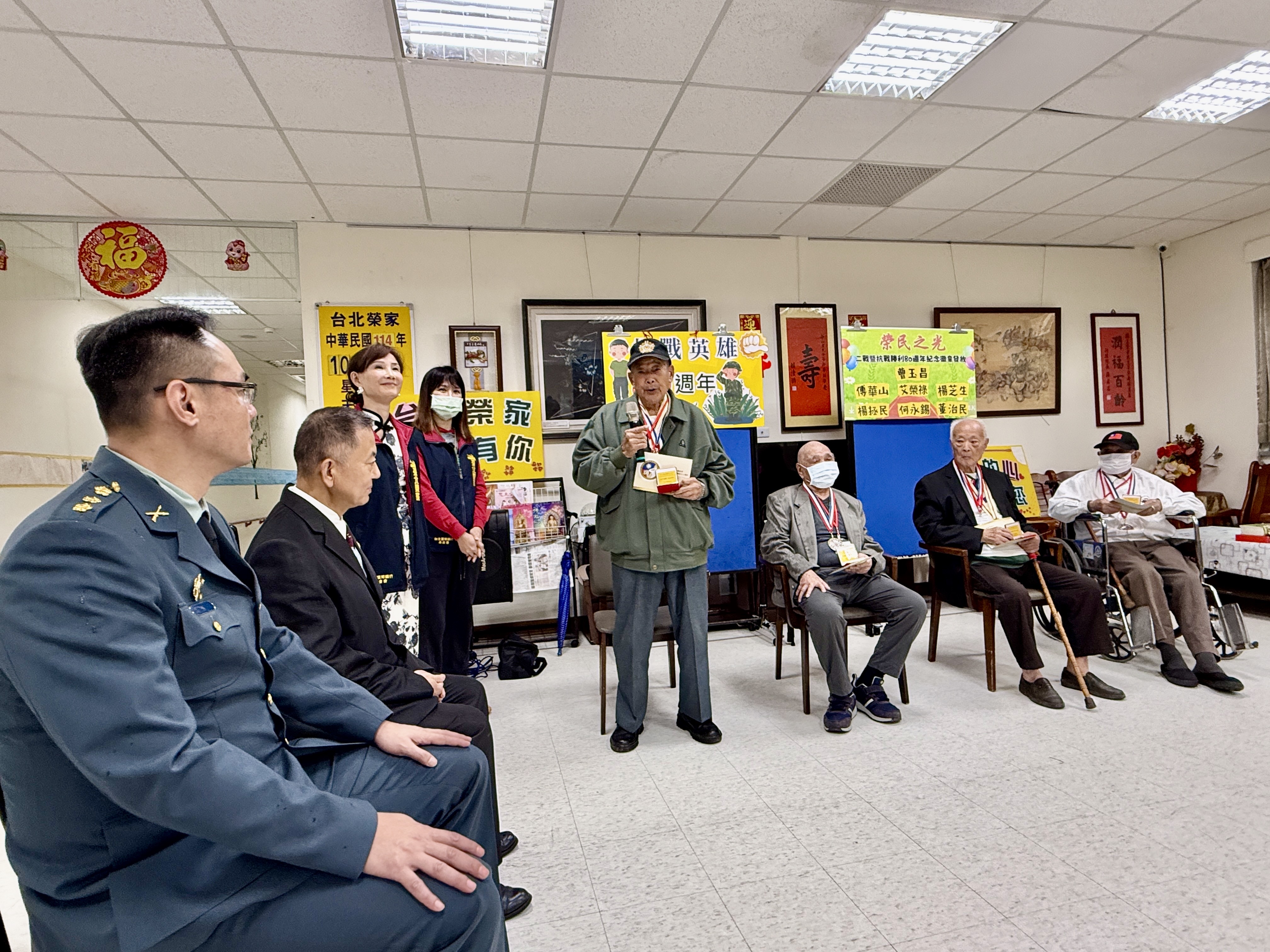 1141028抗戰老兵獲頒抗戰紀念徽章