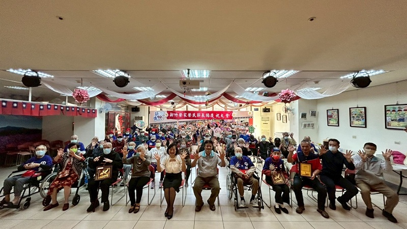 圖四長輩與貴賓齊聚一堂,歡慶重陽佳節,共享溫馨與祝福,場面熱鬧又感人