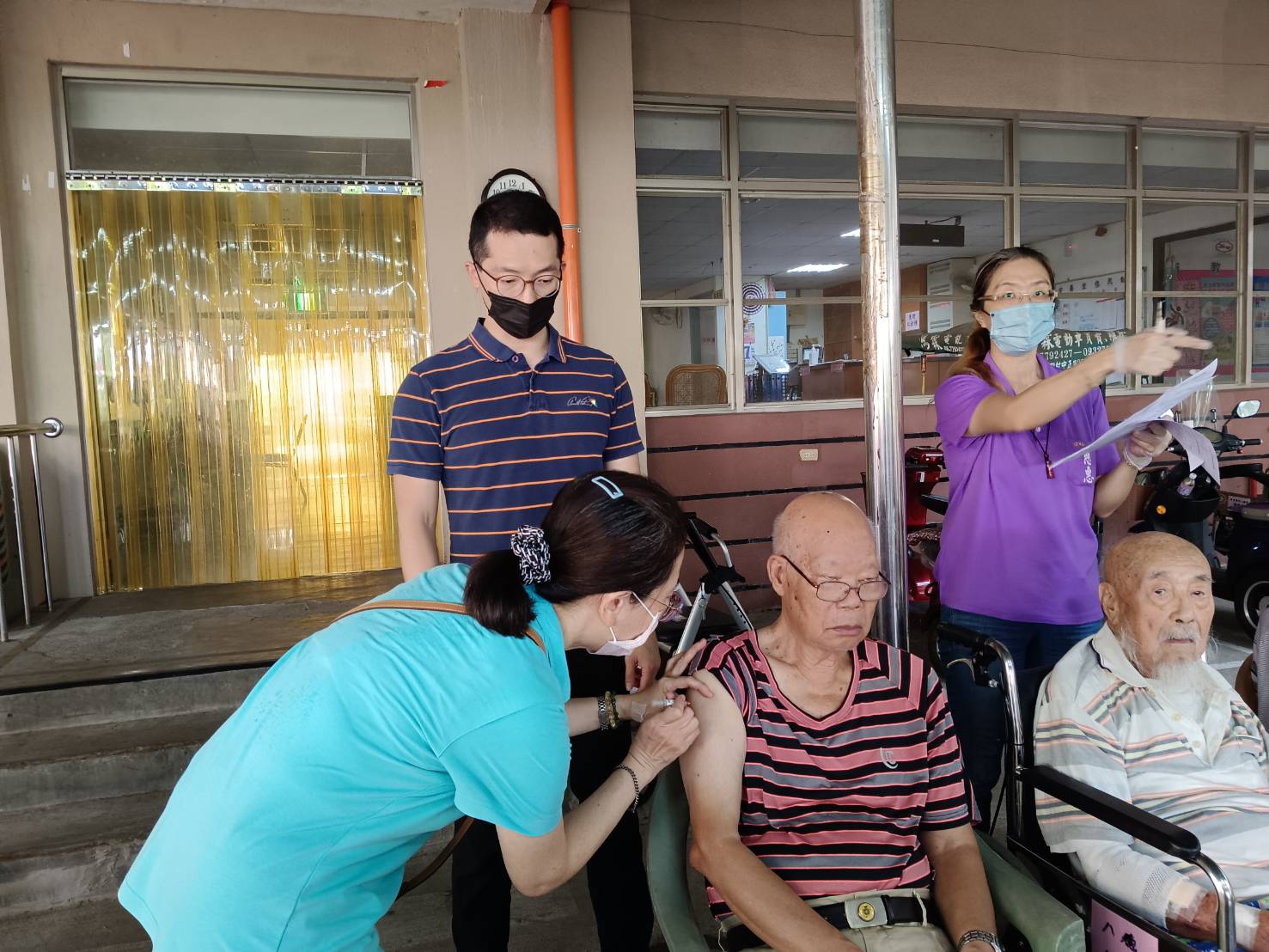 圖三:榮家蔡宇軒醫師(後站立)宣導住民接種新冠疫苗