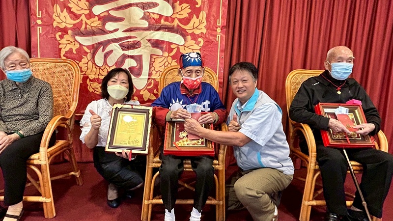 圖二金箔畫與賀禮予今年剛滿百歲的巫祥昌,祝賀其身體健康、福壽綿長