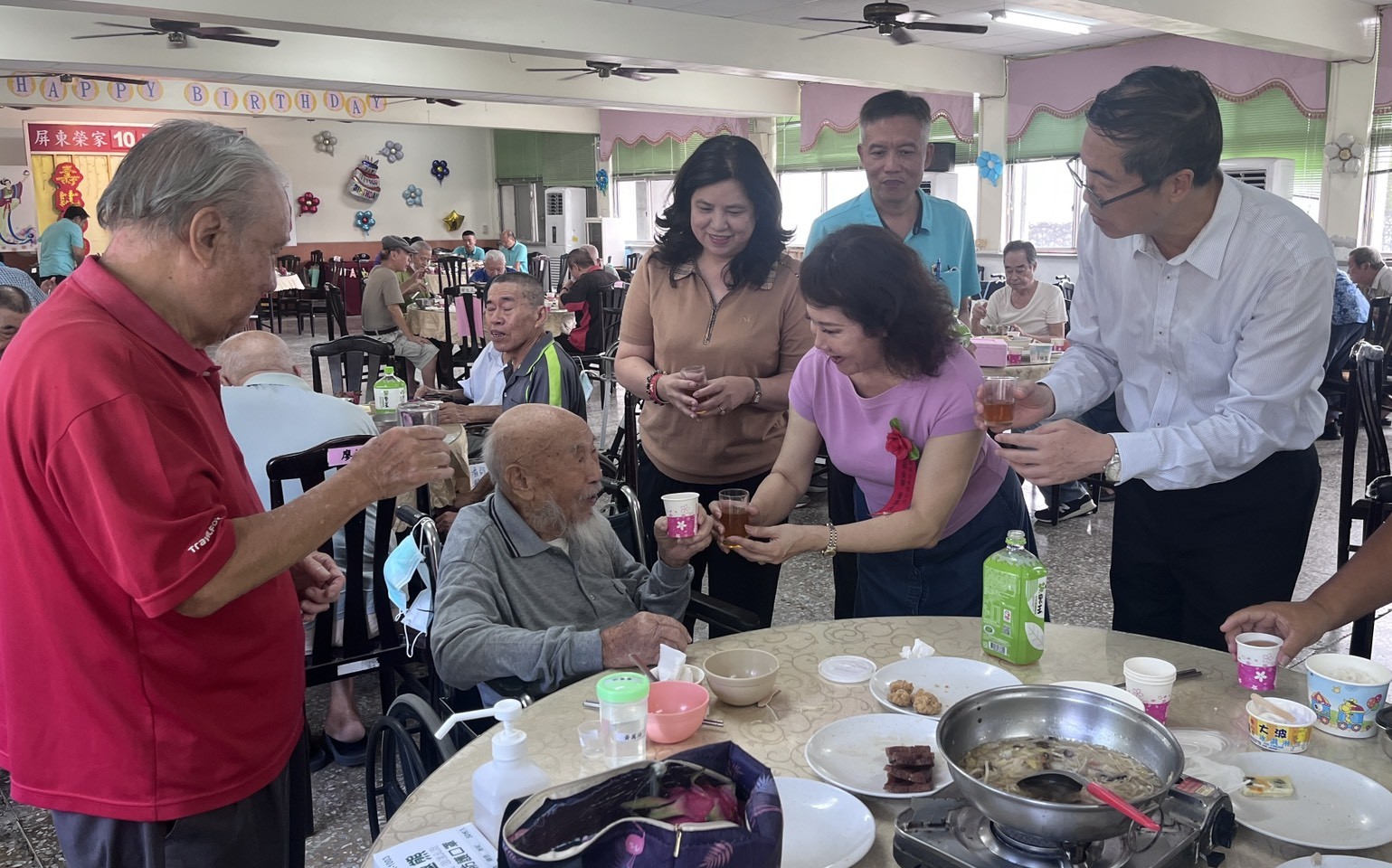 圖4:家主任李秦強(右)及來賓、同仁們逐桌問候長輩