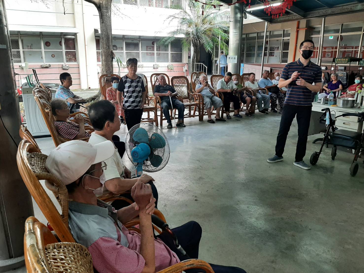 圖二:榮家醫務室蔡宇軒醫師至堂隊新冠疫苗接種宣導