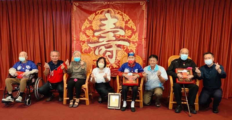 圖三白恩惠主任向長者獻上最誠摯的祝福,洋溢敬老愛老情誼