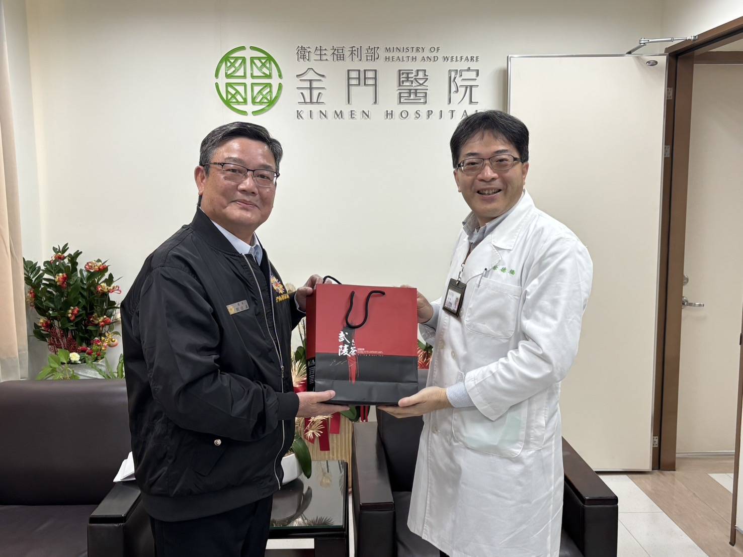 圖一劉信義處長(左)致贈徐德福院長(右)高山茶葉禮盒