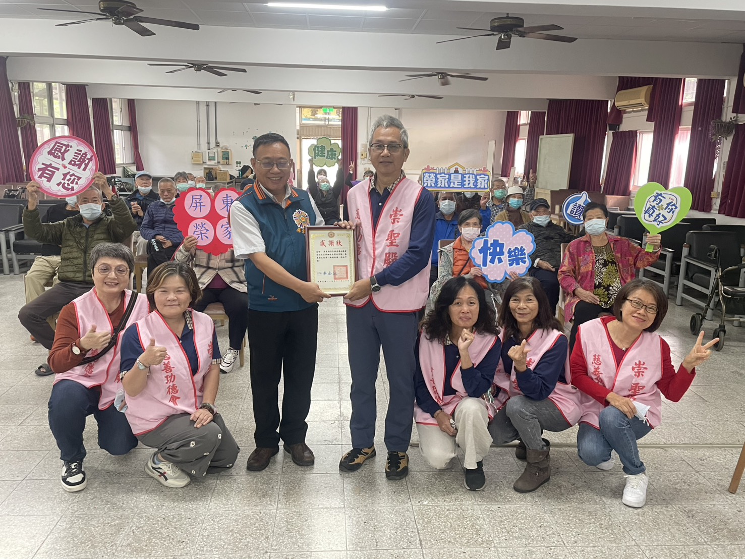 114年11月20日屏東縣崇聖殿慈善功德會至屏東榮家舉辦慰訪活動 陪伴長輩動腦動手延緩老化