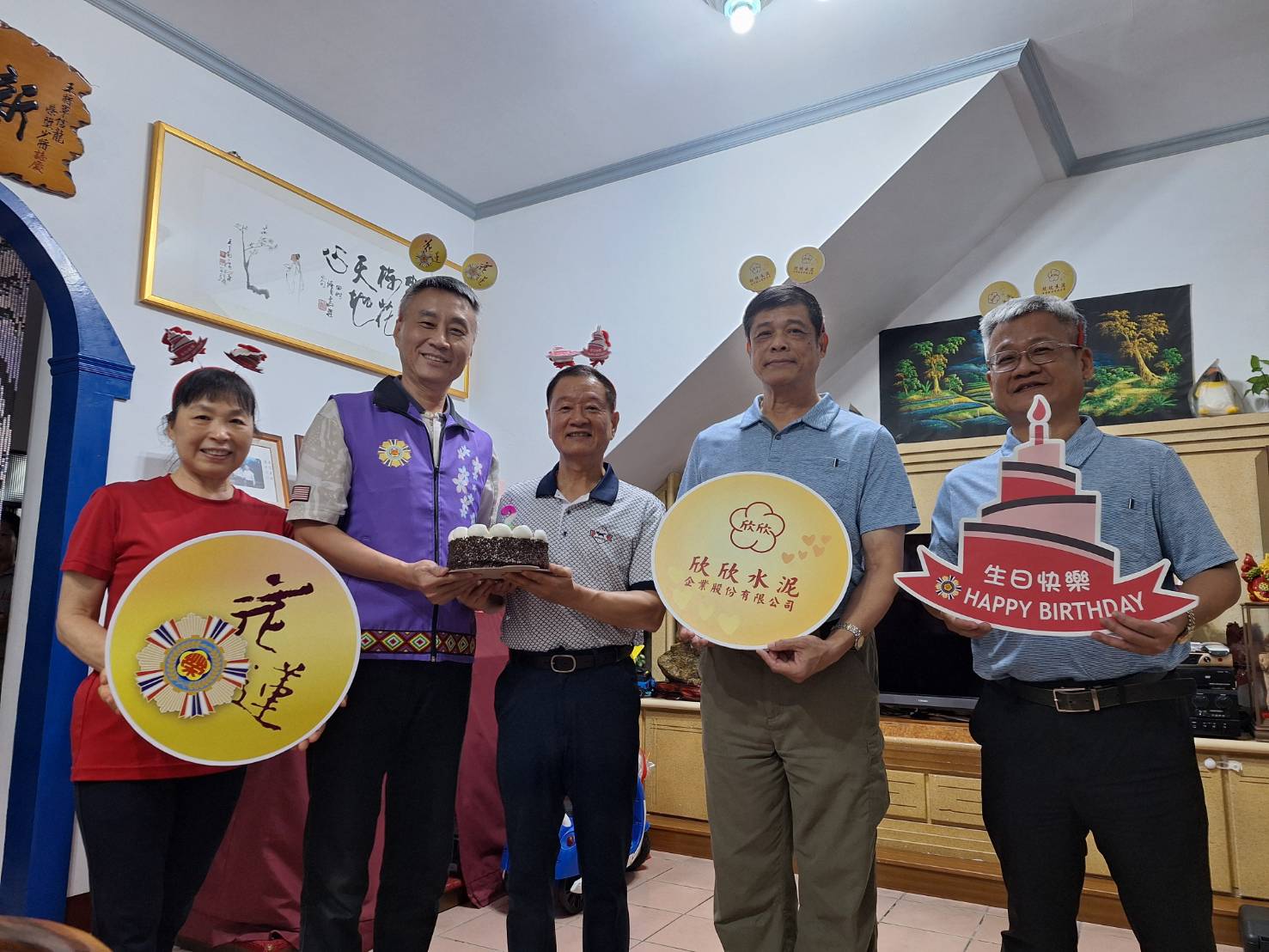 蕭振嘉處長代表轉贈總統府暨輔導會生日賀卡-向王信龍將軍生日祝福，欣欣水泥企業股份有限公司郭先琛、前總經理吳孟宗一同祝賀