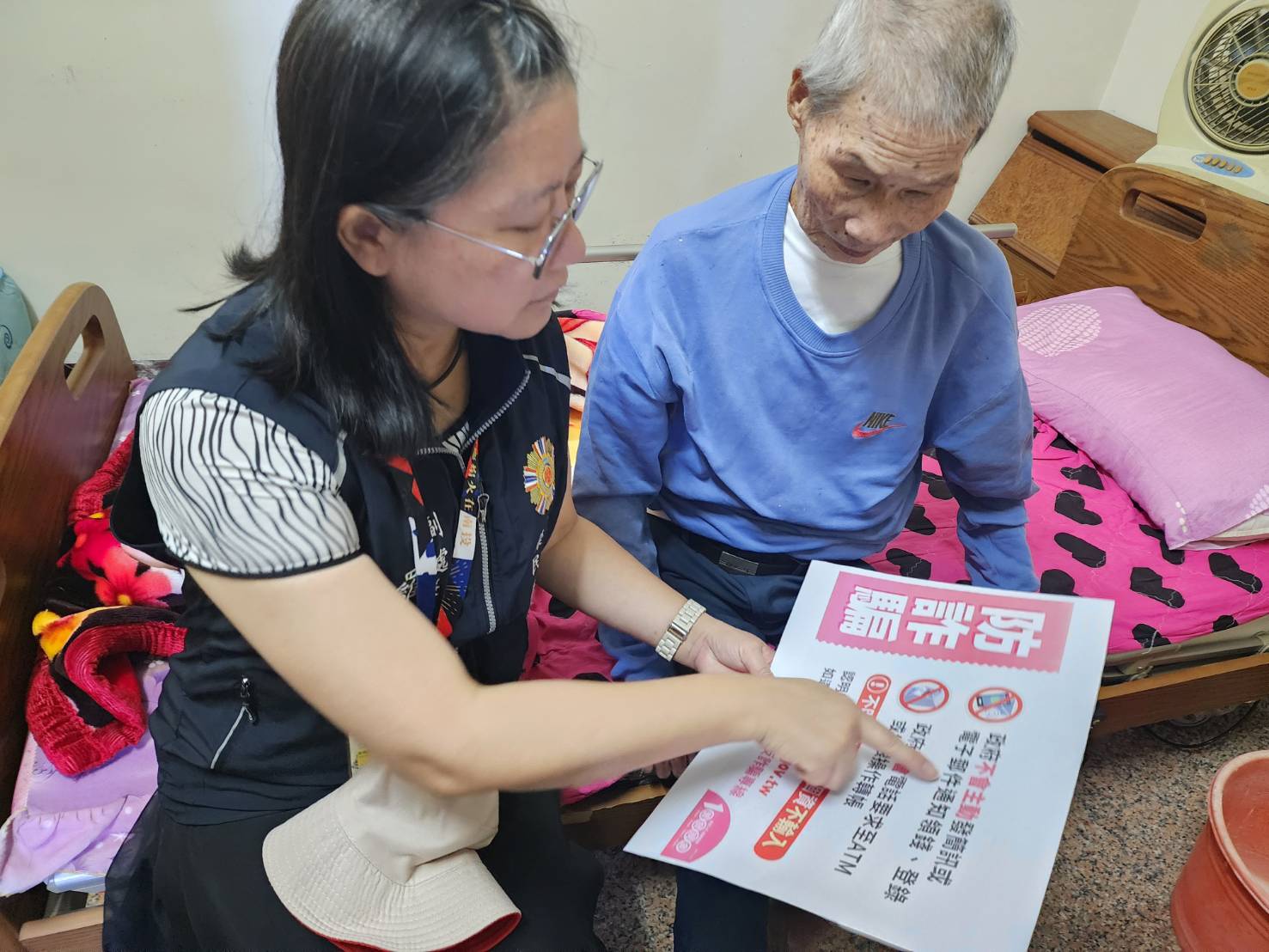 南投縣榮服處關懷訪視榮民眷 宣導普發萬元防詐騙 守護財產安全