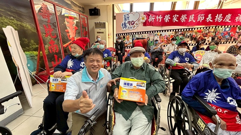 圖六黃治錦區長(左)親贈祝福長輩身體健康、心情愉快,傳遞敬老愛老溫暖情誼