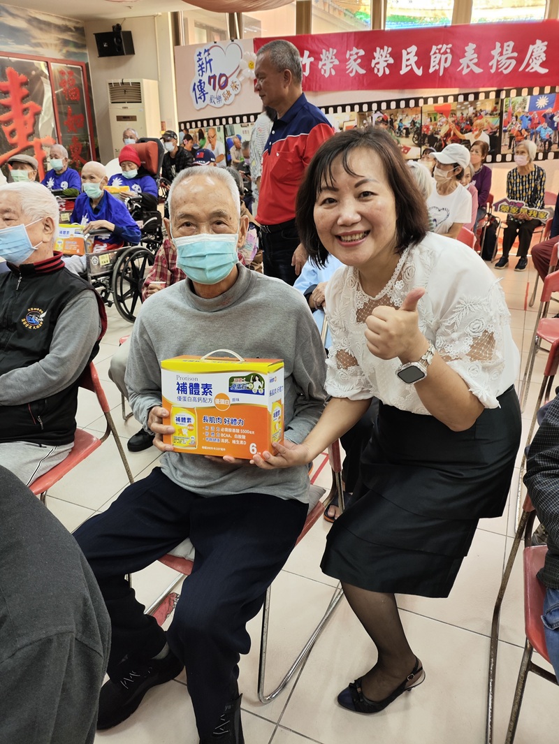 圖五白恩惠主任(右)感謝長輩長年堅毅與樂觀,期勉長輩保持活力、健康長壽