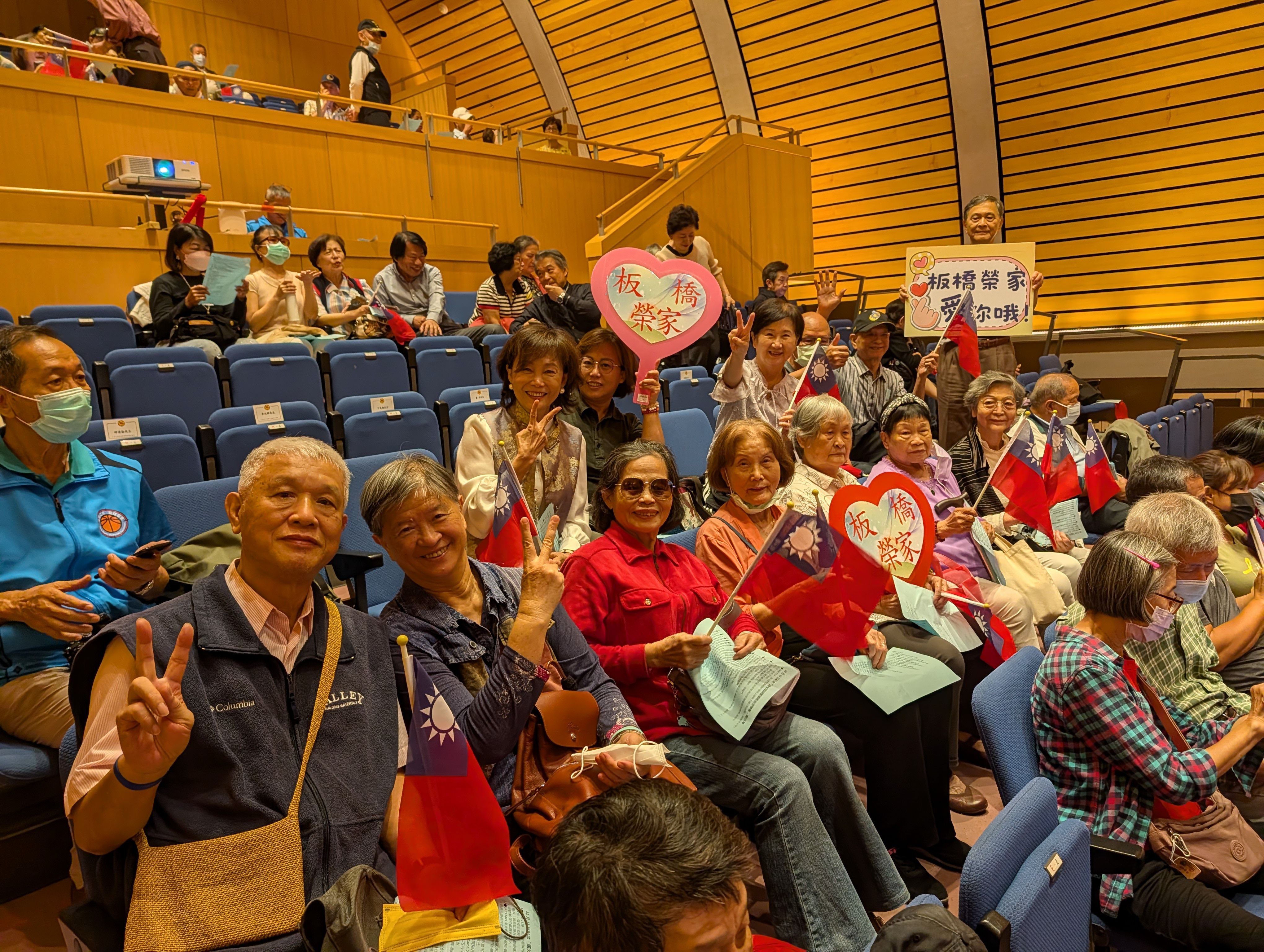 板橋榮家長輩參與紀念中央軍校校友總會暨榮光籃球協會舉辦紀念國父誕辰愛國歌曲音樂會