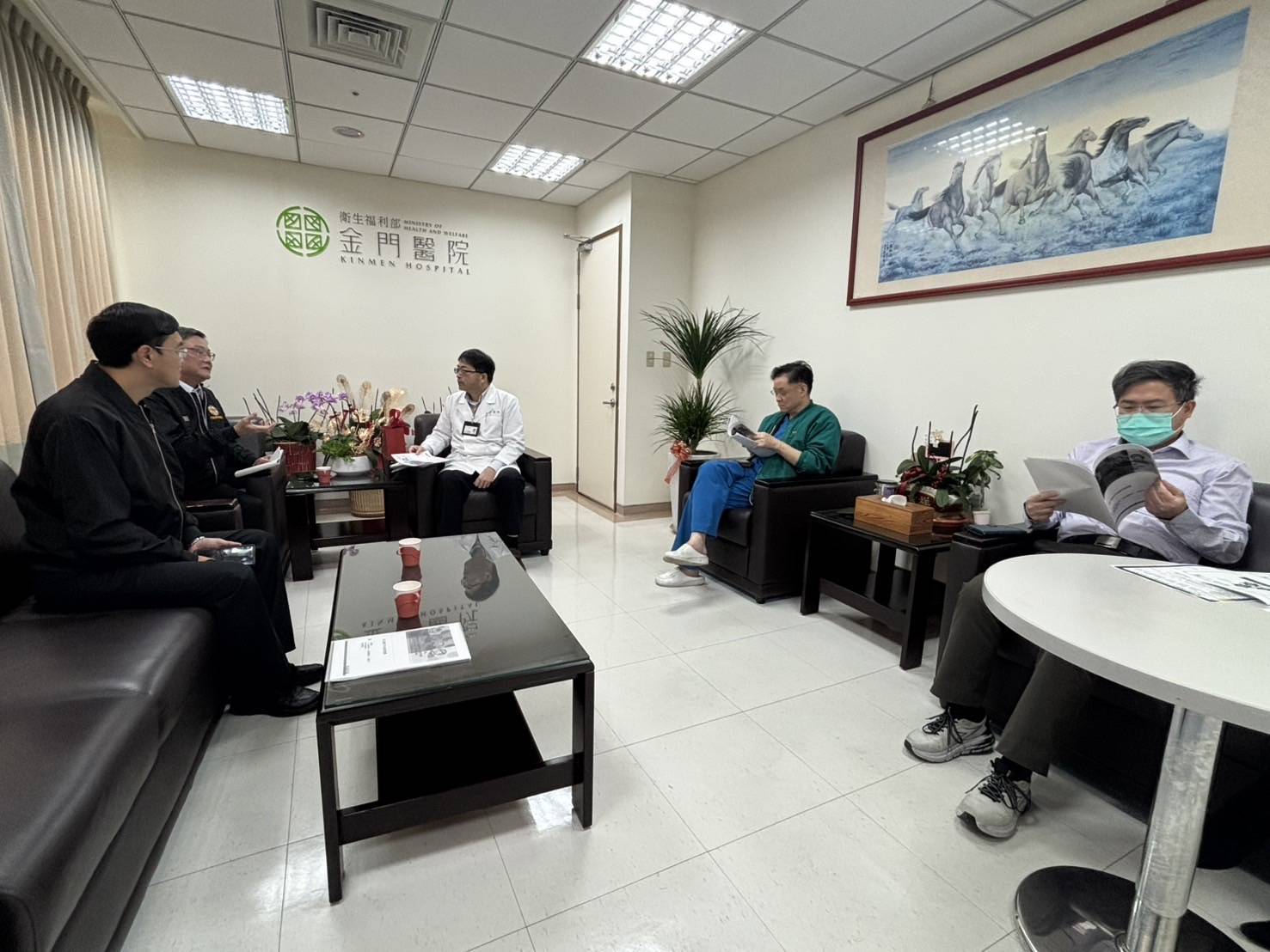 圖二劉處長(左2)向徐院長(中)報告輔導會各項服務,陳副院長(右2)與陳副院長(右1)陪同