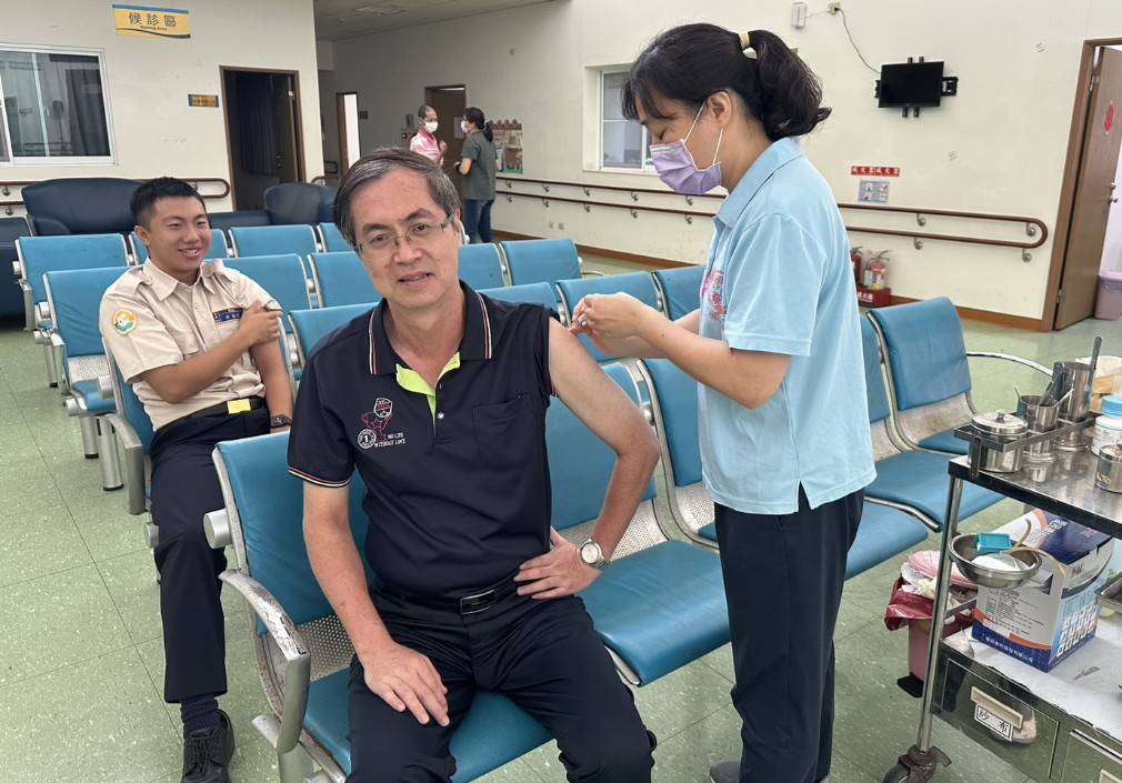圖一:屏東榮家主任李秦強接種新冠疫苗