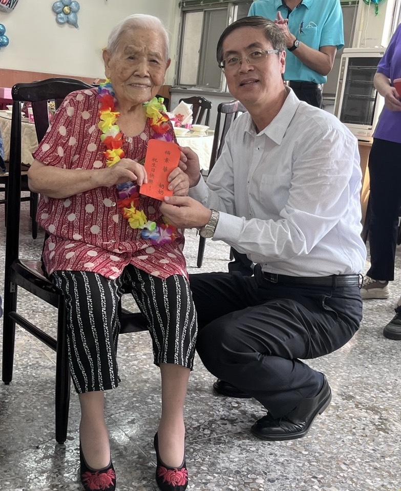 圖2:家主任李秦強(右)致贈百歲壽星楊奶奶生日禮金