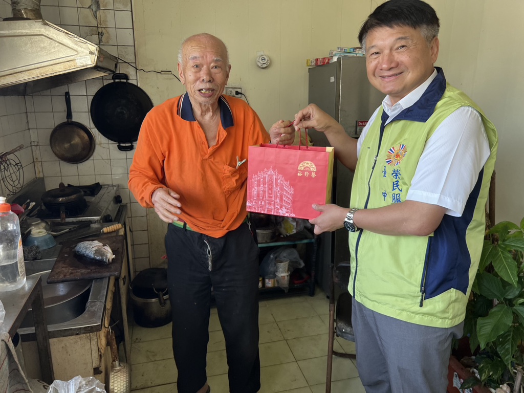 臺中市榮民服務處關懷訪視太平區榮民眷溫情叮嚀注意保暖