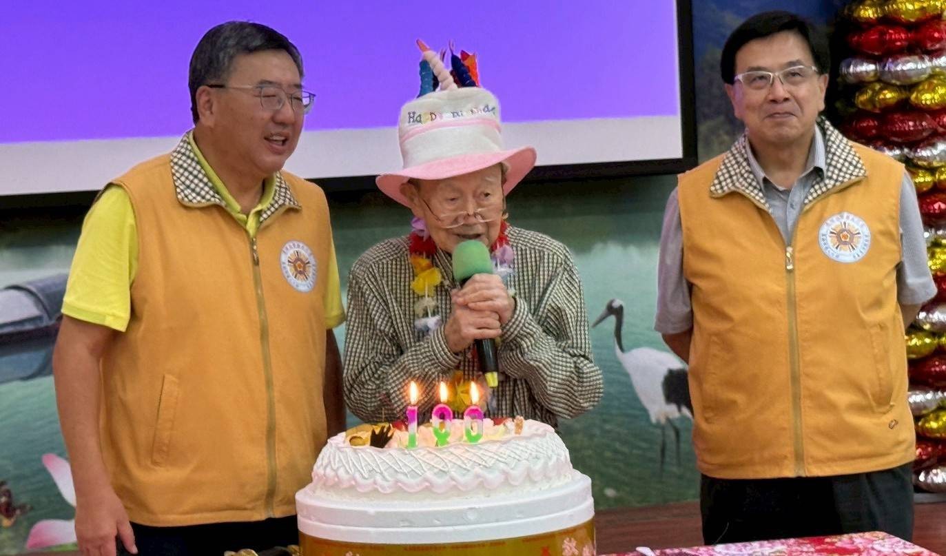 高雄榮家結合慶生茶會歡慶輔導會創會71週年暨第47屆榮民節