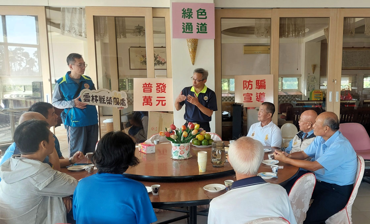 圖1-蘇文玄處長(中)於榮民訪視座談中宣導普發萬元防騙