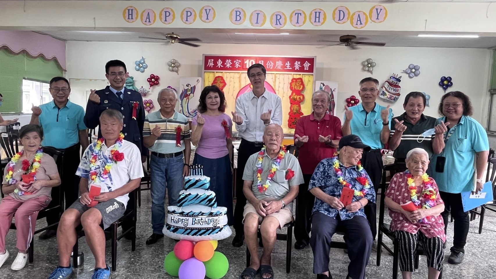 圖3:家主任李秦強(中)及來賓與壽星們一同合影