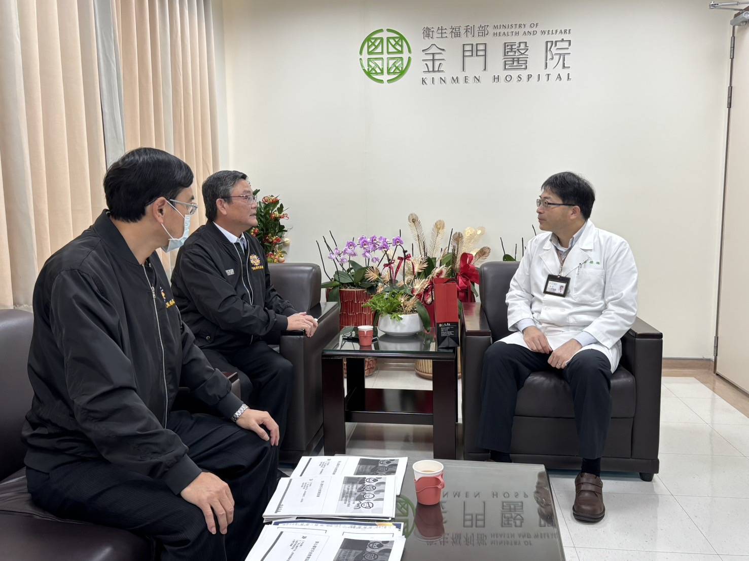 圖三劉處長(中)與彭副處長(左)親切向徐院長(右)介紹輔導會各項服務方針