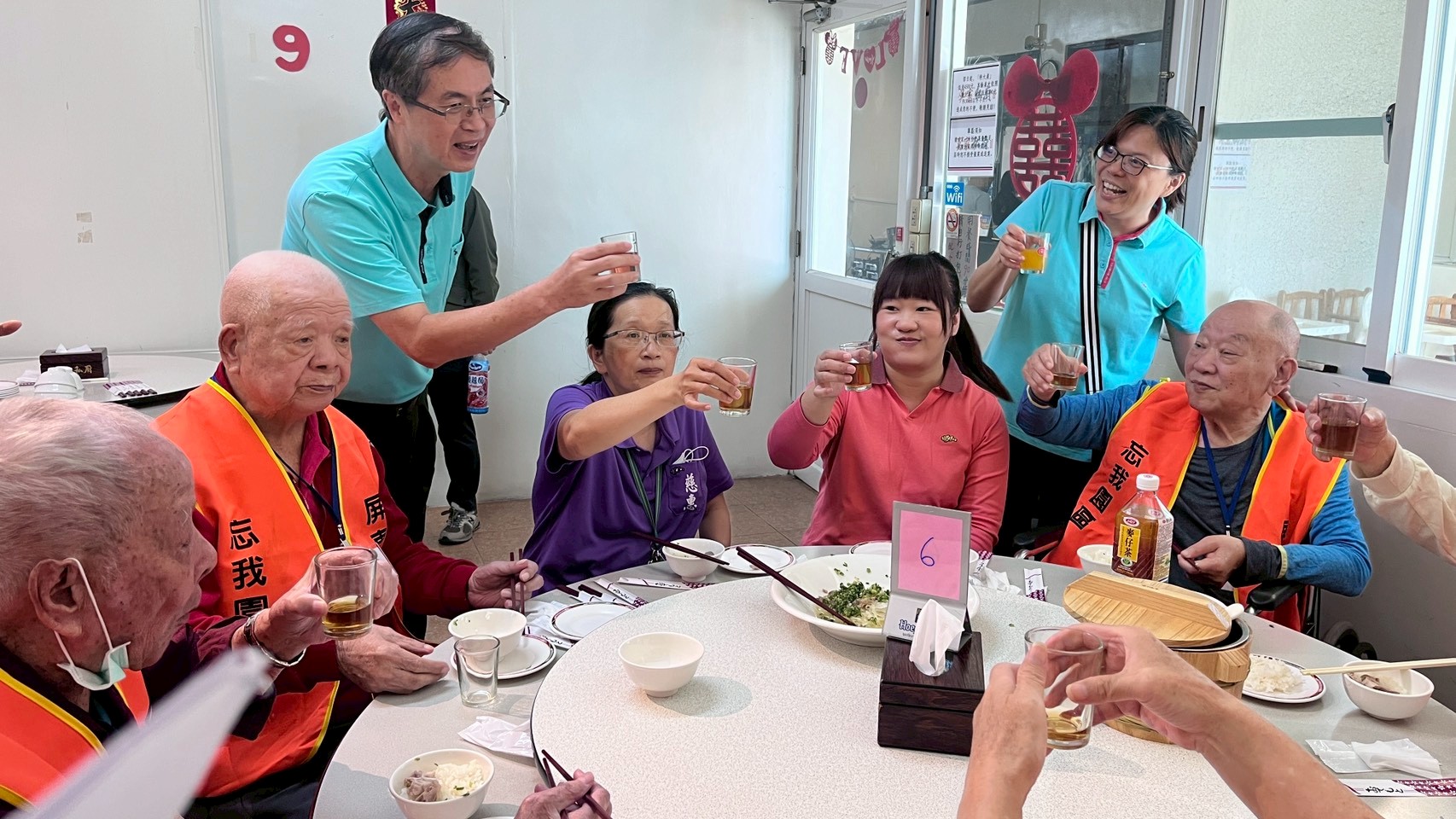 圖5用餐時,家主任李秦強(圖左)逐桌問候每位住民長輩們