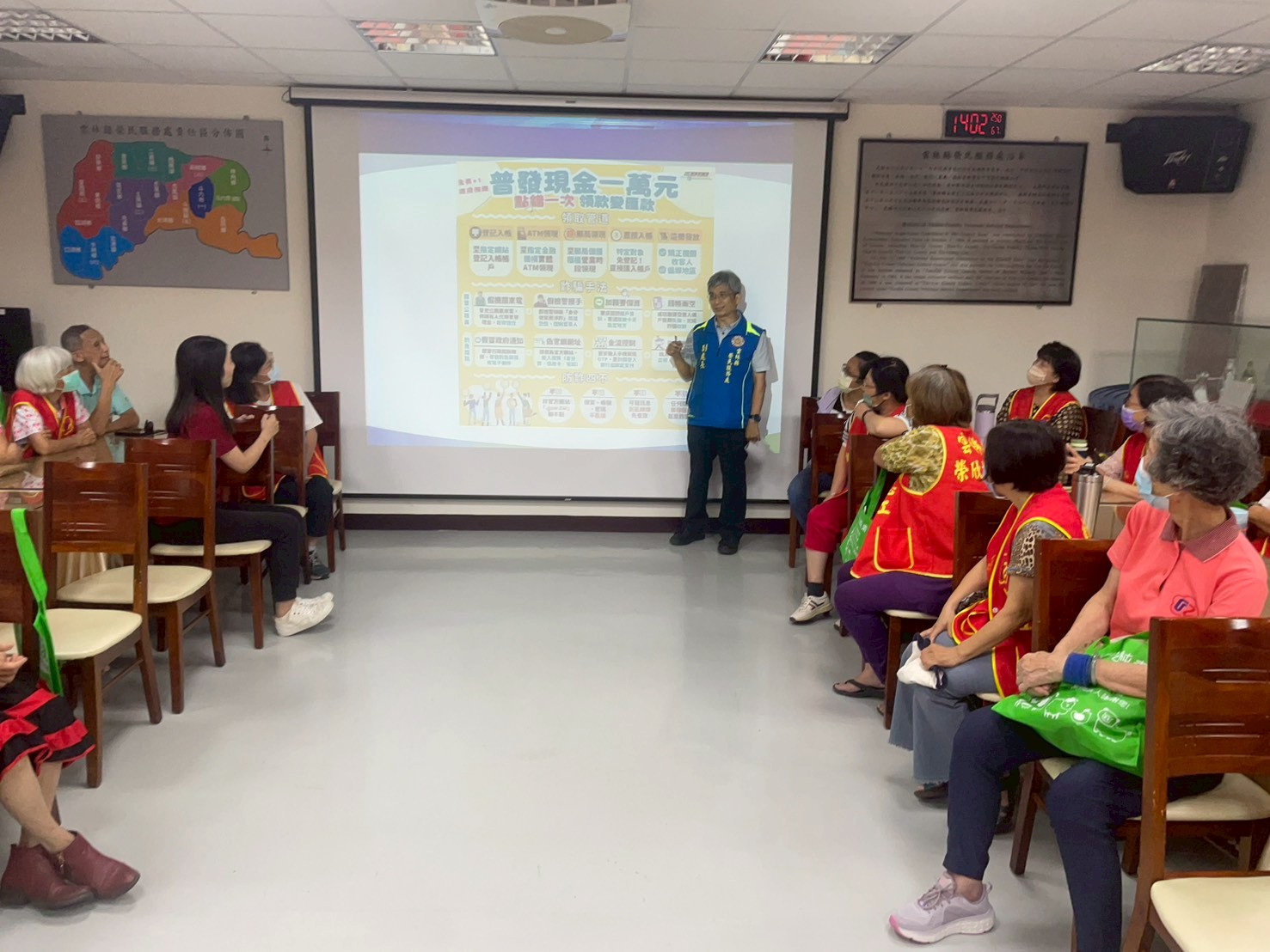 圖2-蔡榮源副處長(中)於榮欣志工會議中宣導普發萬元防騙。(圖-雲林縣榮服處)