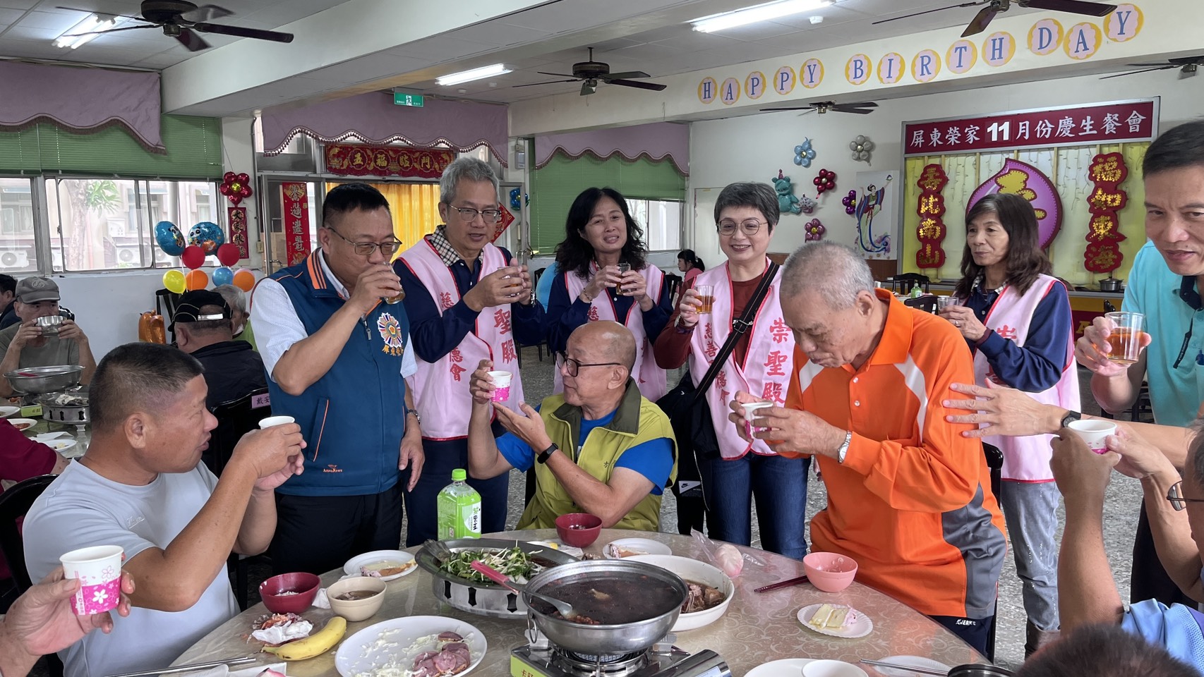 圖4:副家主任張立良(左2)及來賓、同仁們逐桌問候長輩