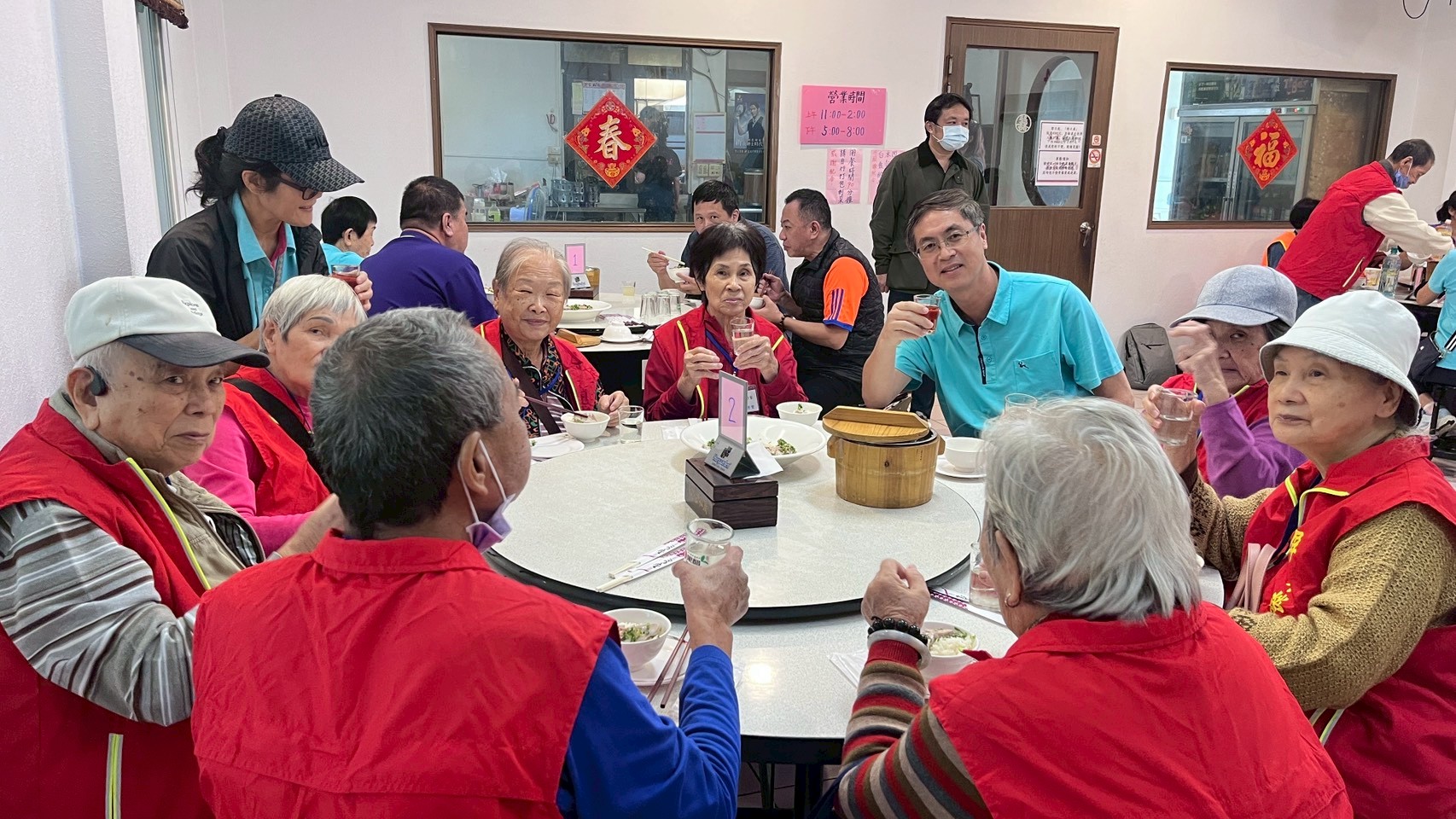 圖4用餐時,家主任李秦強(圖右)向長輩們暖心關懷