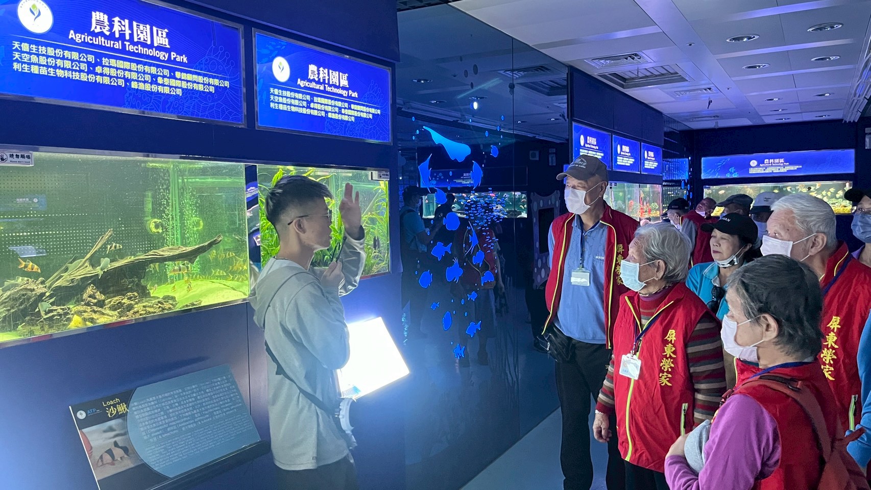 圖3園區導覽員仔細地向長輩們介紹每種海底生物