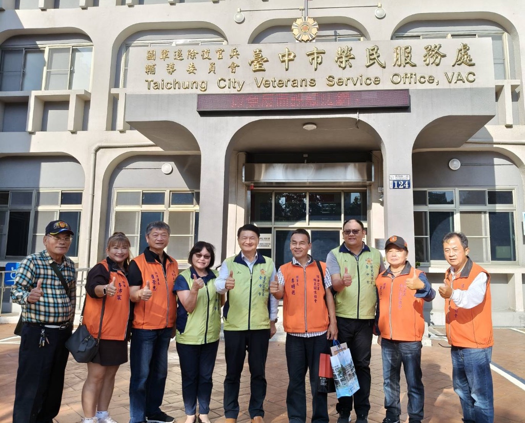 臺中市榮服處連結陸海空軍相互關懷協會捐助遺孤認養金及愛心物資關懷榮民眷