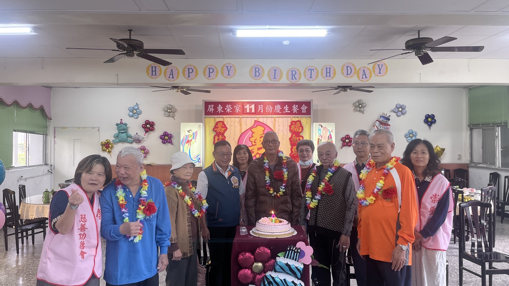 圖3:副家主任張立良(左4)及來賓與壽星們一同合影