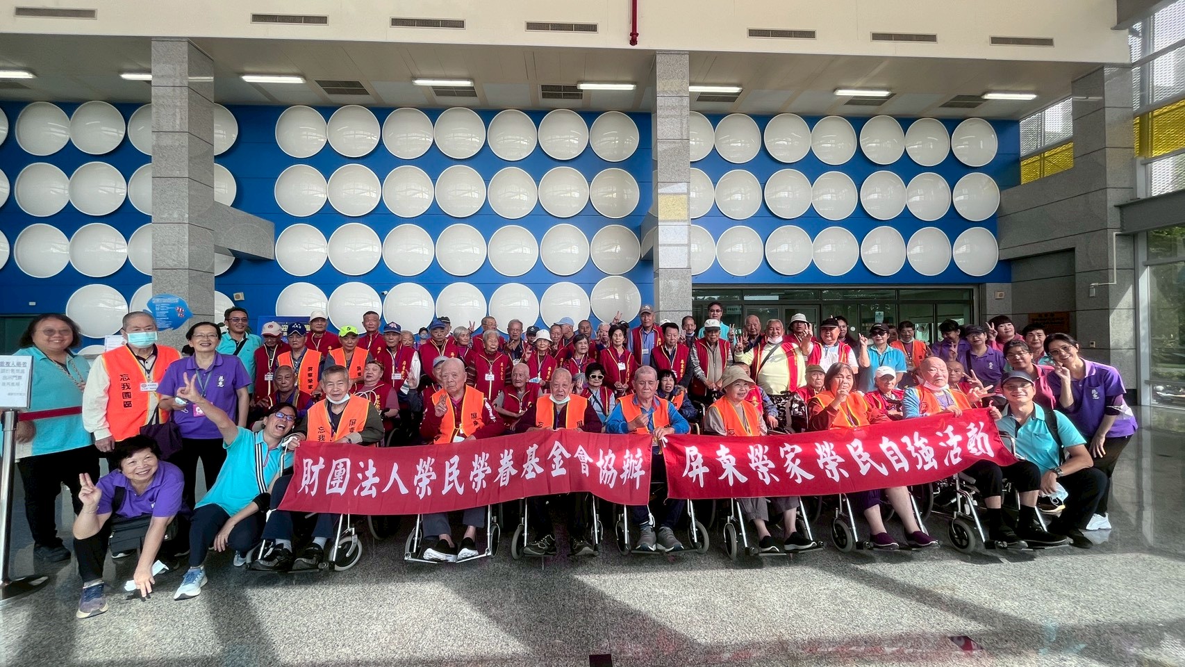 圖2長輩們及工作人員於農業生物科技園區觀賞水族展示廳歡樂大合影