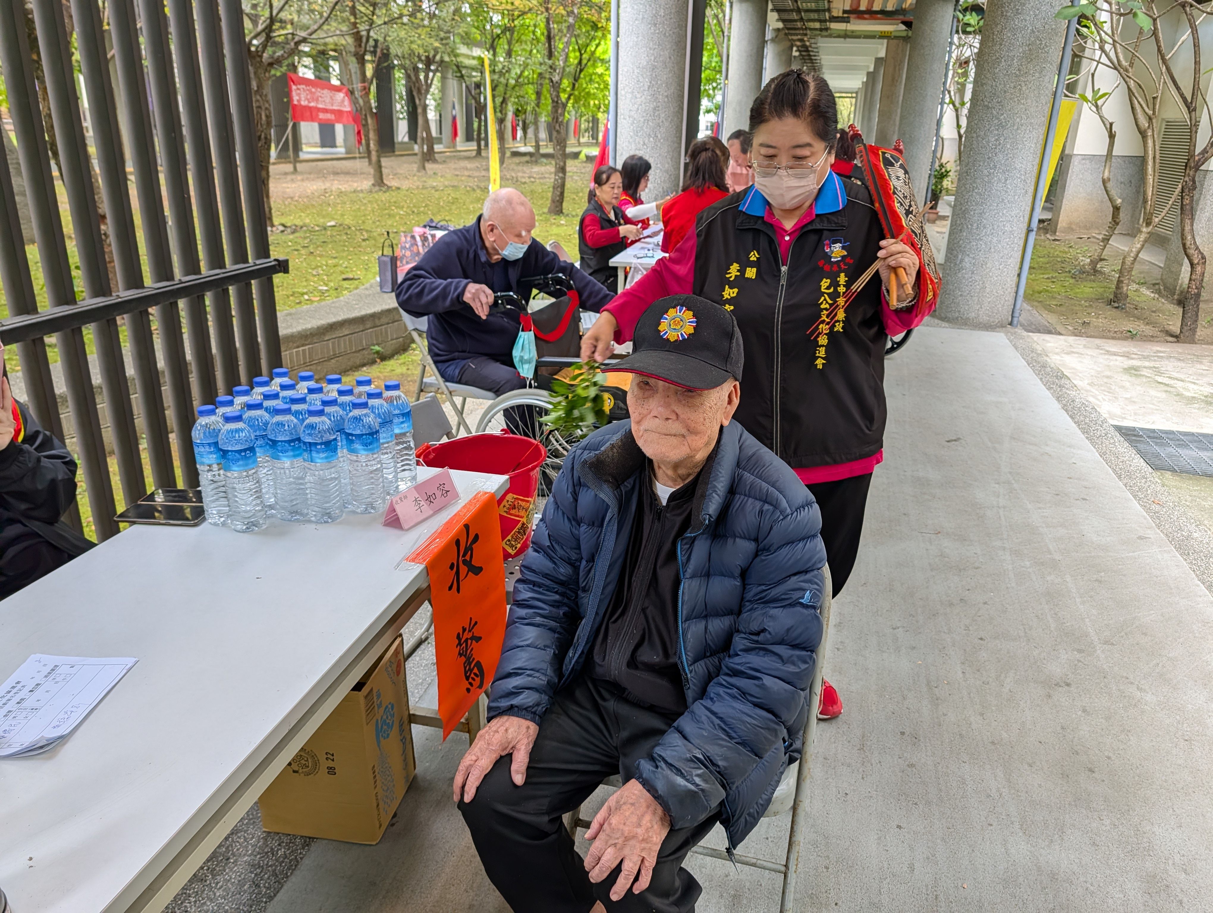 包公文化協進會傳愛板橋榮家 40位民俗專家義診暖身心照片6