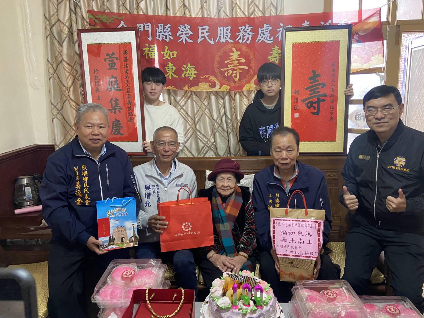 圖三來賓致贈壽星祝壽禮品