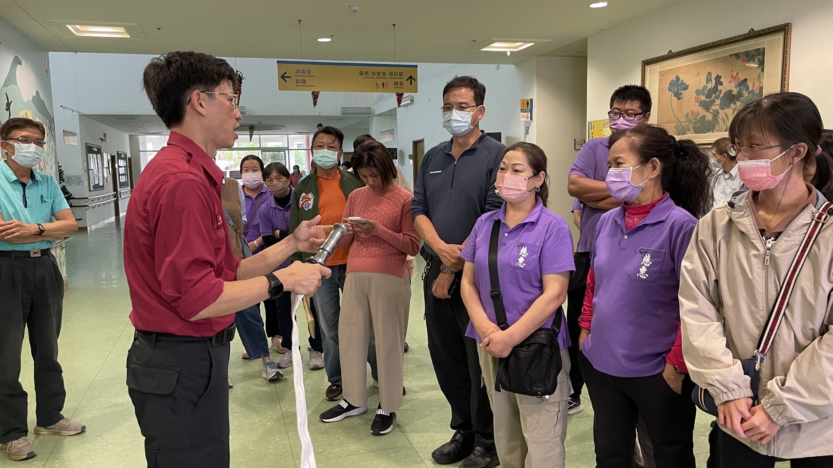 圖4:教官指導消防栓的使用要領及注意事項。