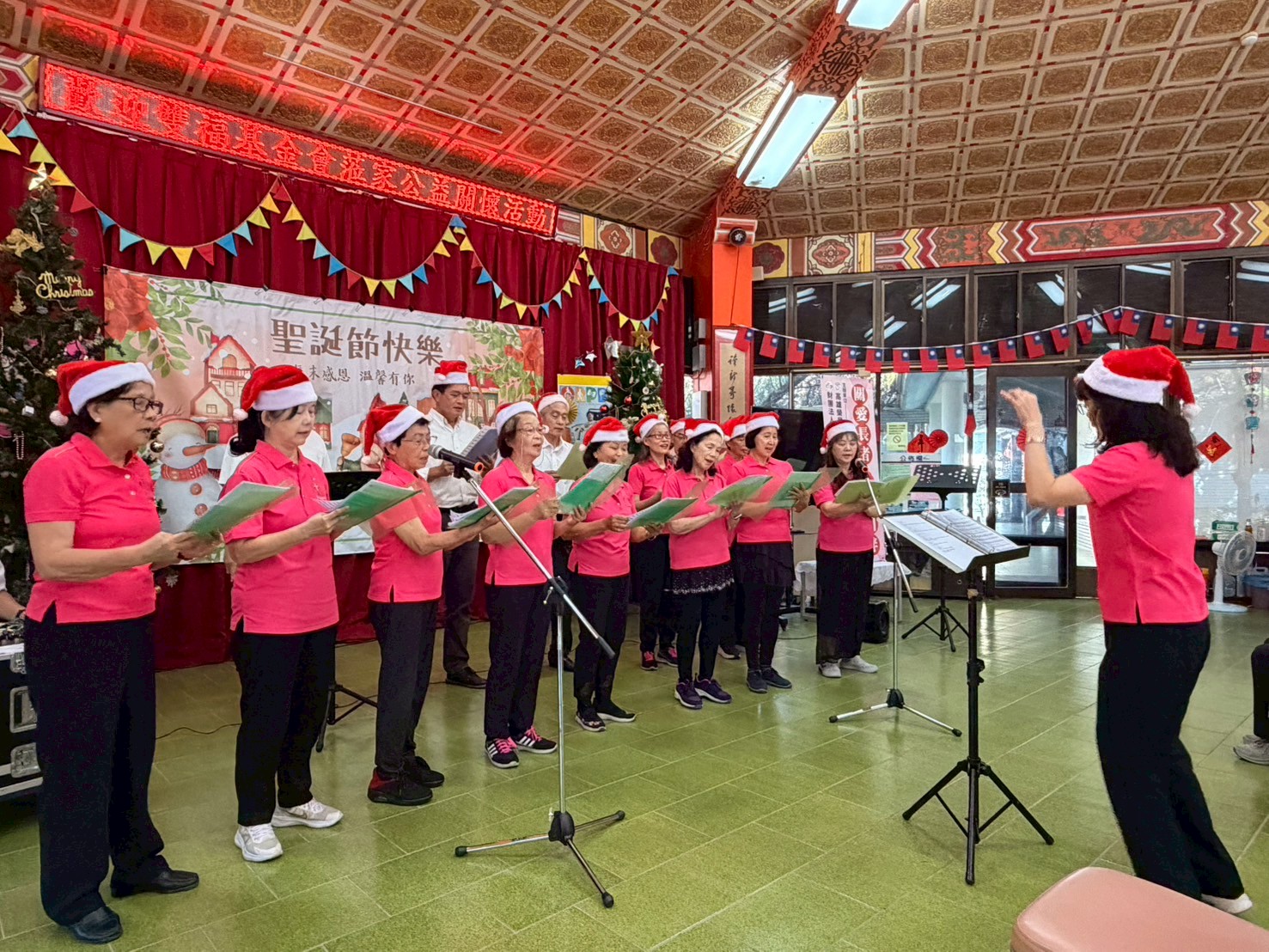 114.12.2 雙福基金會冬季關懷佳里榮家 以詩歌獻唱傳愛