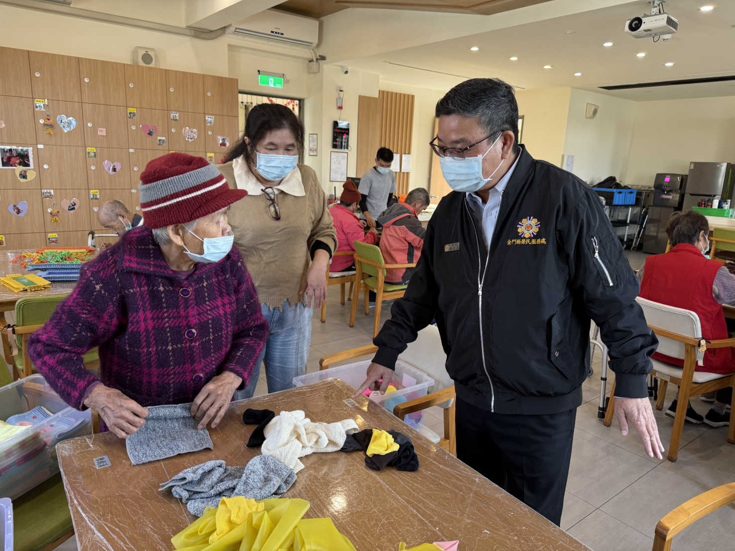 圖三劉信義處長(右)關懷據點榮民並了解生活實況