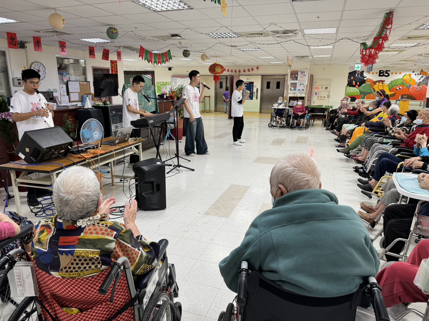 114年12月13日役路有愛！替代役公益大使團快閃雲林榮家 特技魔術逗樂榮家長輩