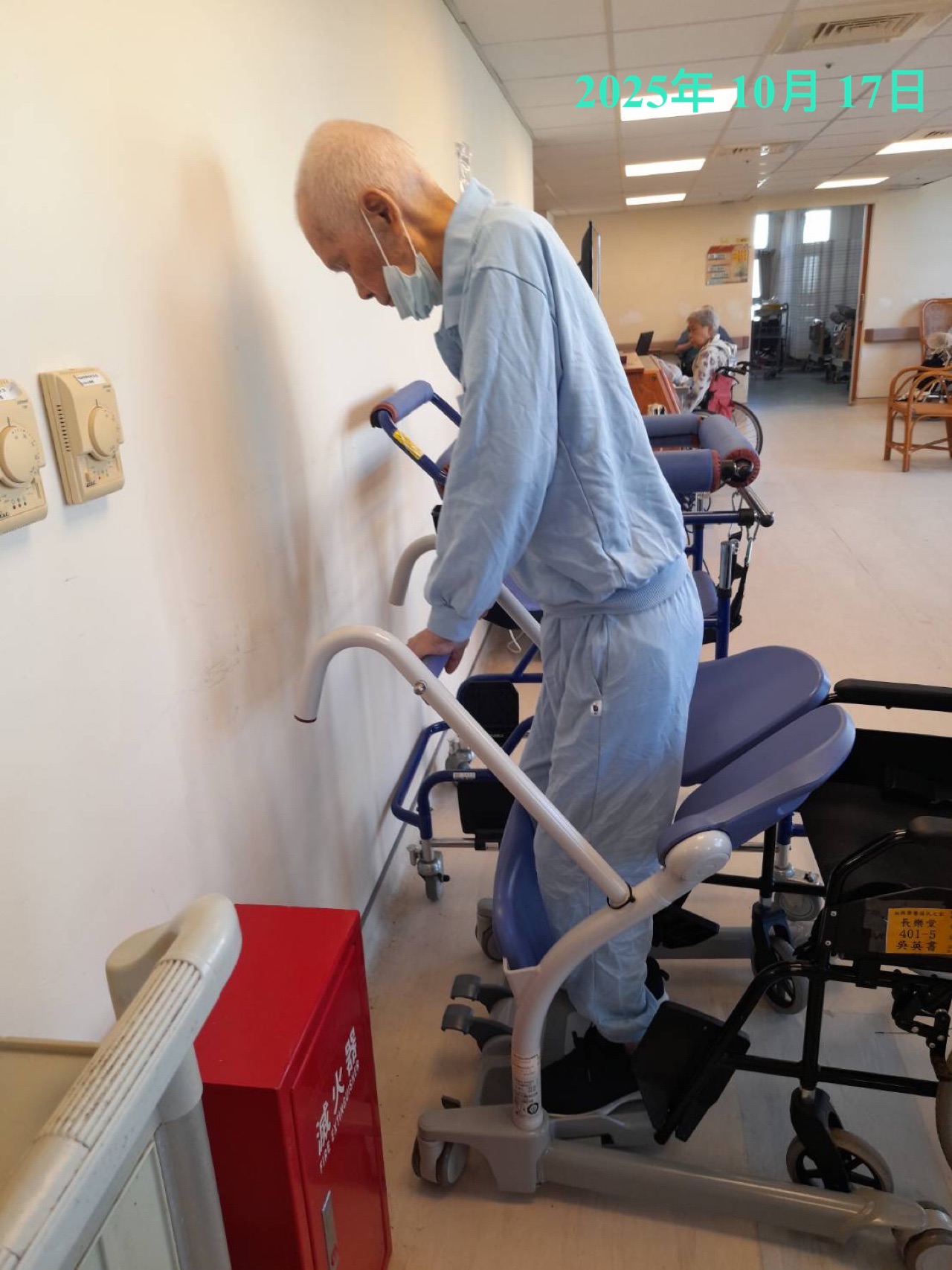 1141104 照片3-吳伯伯每日透過坐站機訓練下肢,有顯著進步。