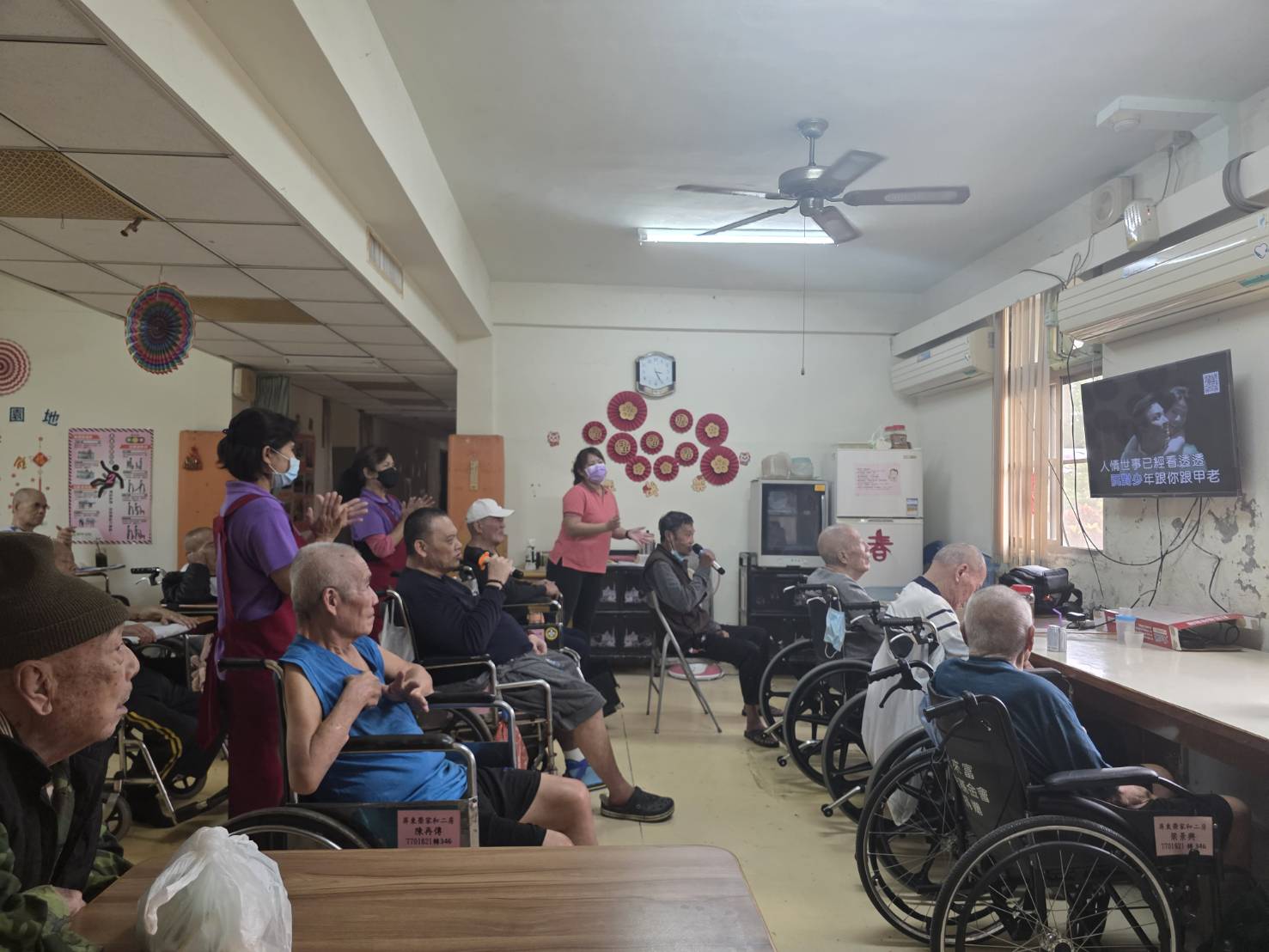 圖2:和平堂照服員陪伴長輩選歌互動。