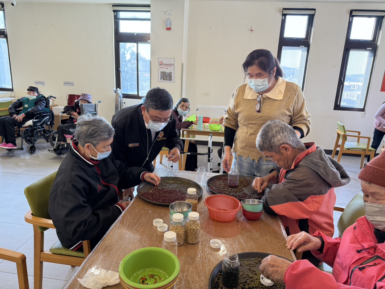 圖五劉信義處長(左2)與受照顧榮民一同進行據點安排活動