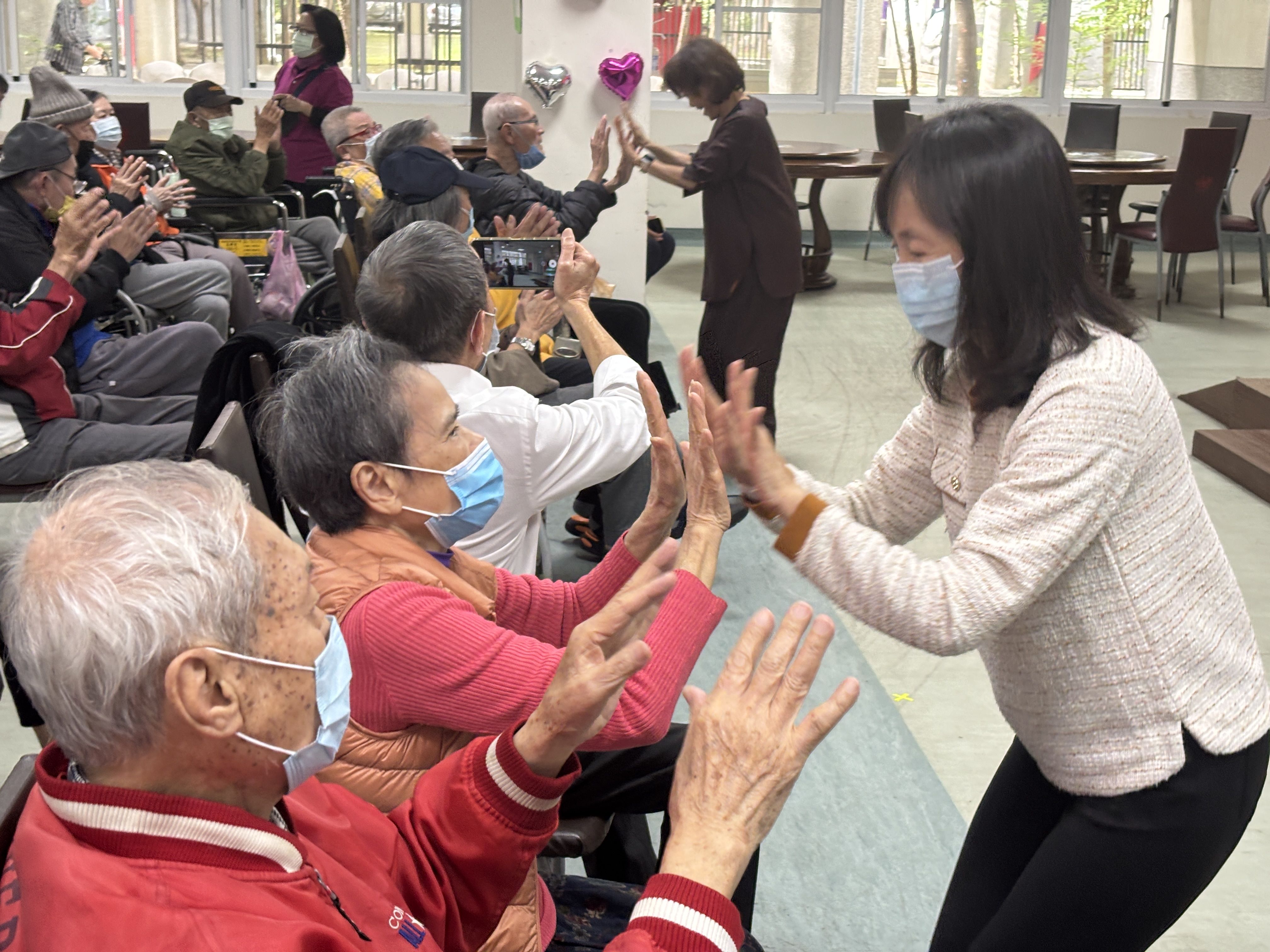 直到地極教會郭林美娜牧師領軍  板橋榮家傳遞基督降生之愛