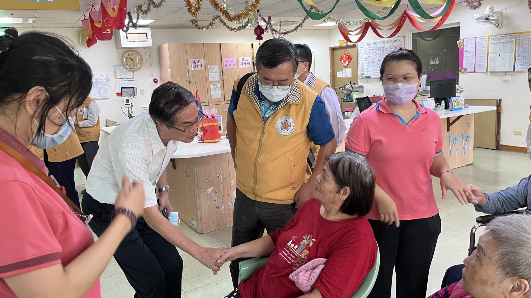 圖3:屏東榮家家主任李秦強(左2)與高雄榮家家主任郭豫臨(右2)與長輩話家常