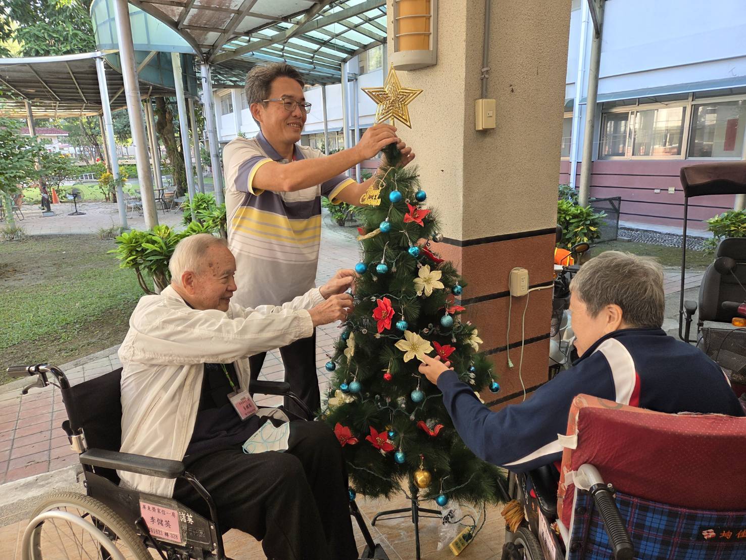圖2:住民長輩與工作人員合力裝飾聖誕樹