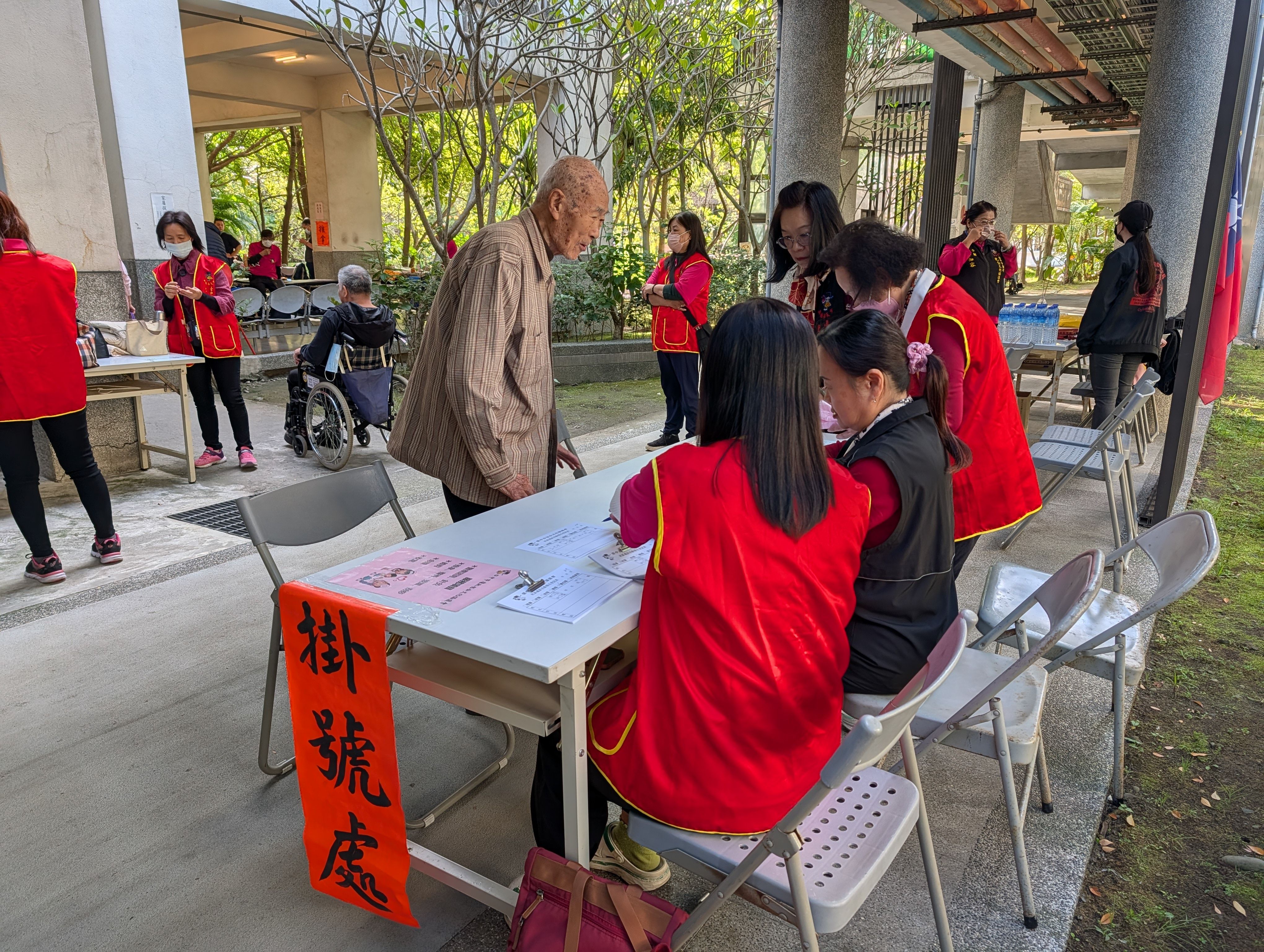 包公文化協進會傳愛板橋榮家 40位民俗專家義診暖身心