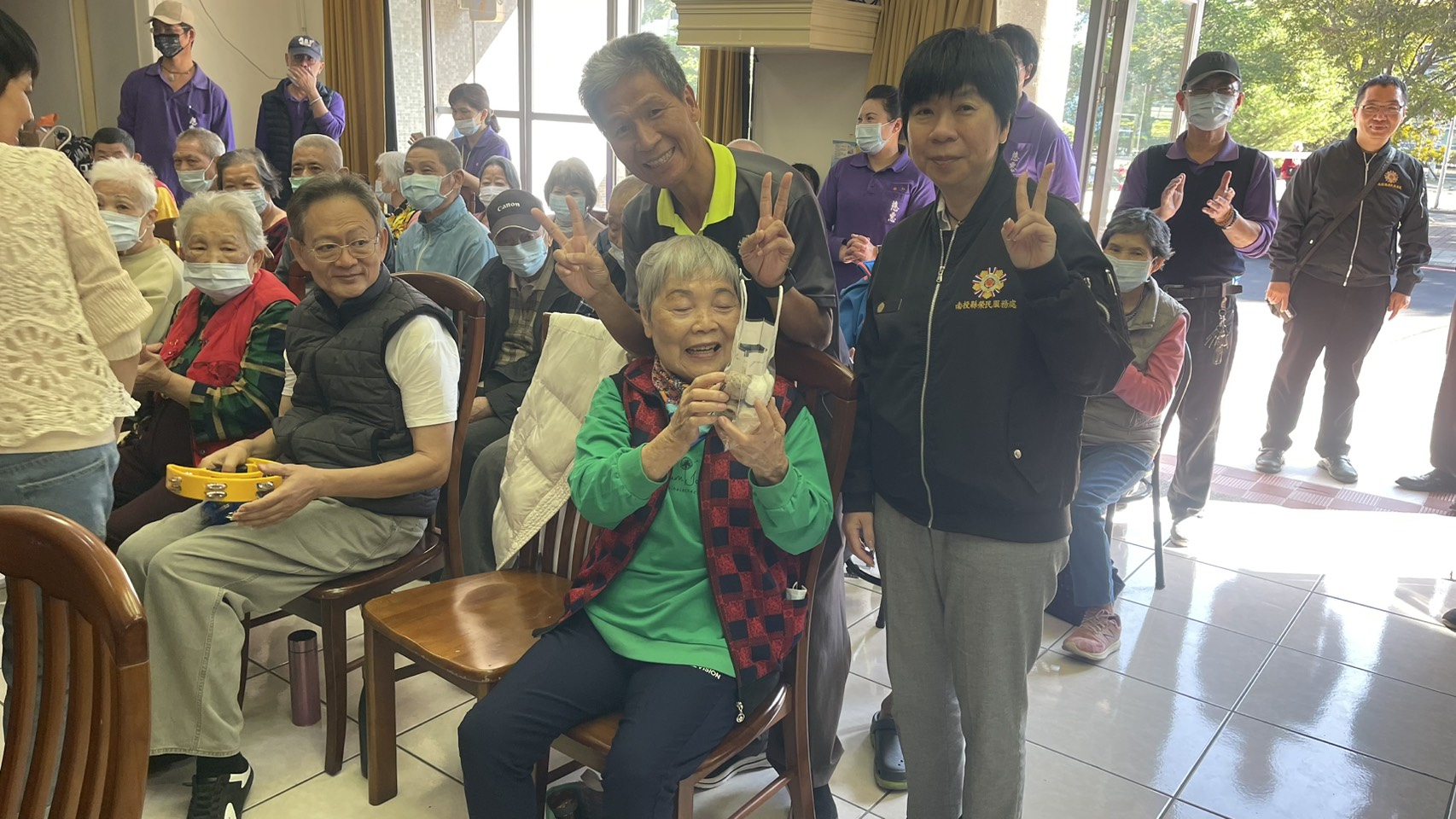 公益團體樂曲演出及南投榮欣志工熱舞表演 溫暖關懷彰化榮家長輩