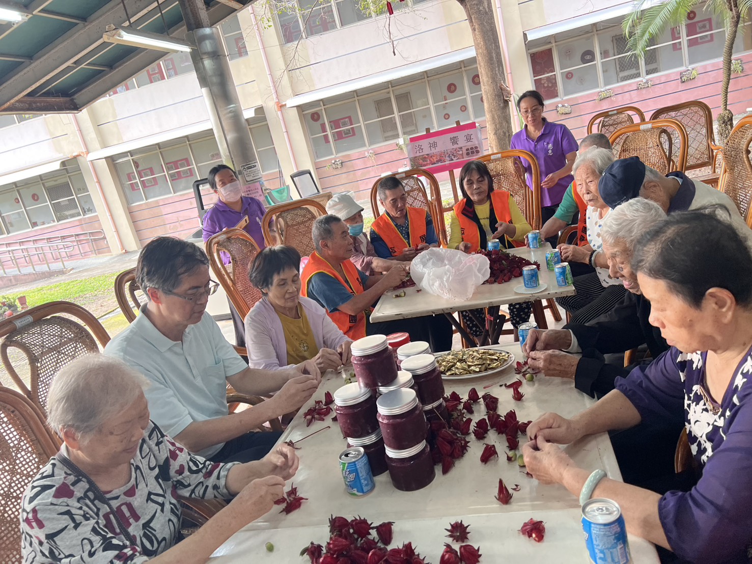 圖3 家主任李秦強(左2)與長輩共同整理洛神