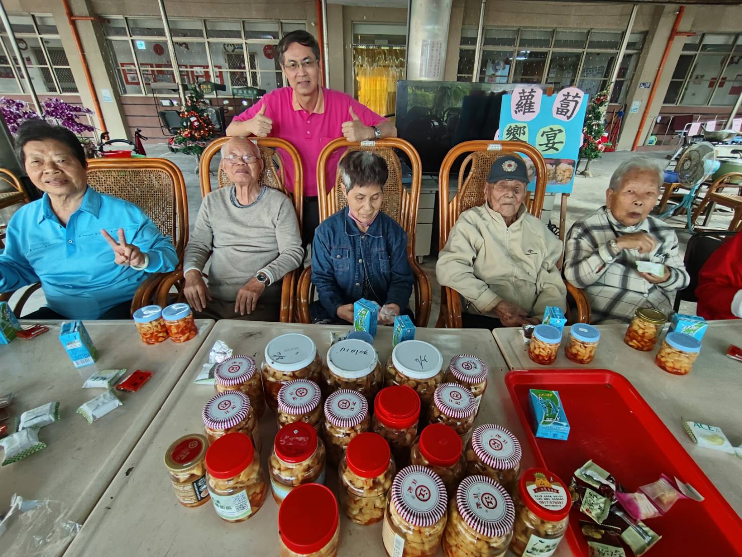 圖1: 家主任李秦強(後排1)及參與活動長輩們與醃蘿蔔合影。玉蘿蔔