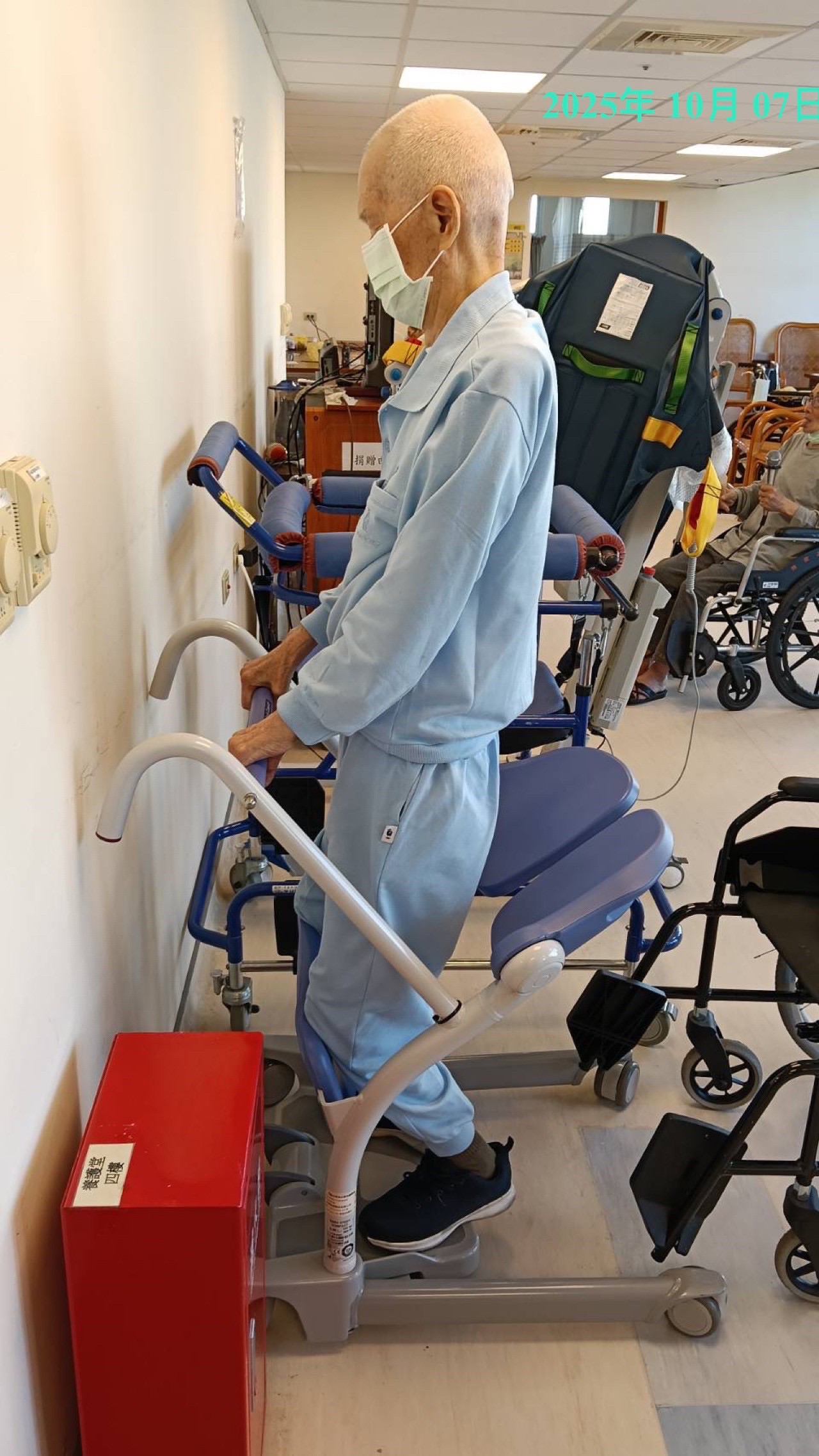 1141104 照片2-吳伯伯每日透過坐站機訓練下肢。